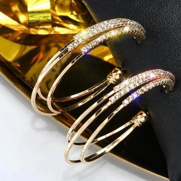🔥Gorgeous 18K Gold Diamond Hoop Earrings🔥 - Picture 2 of 7